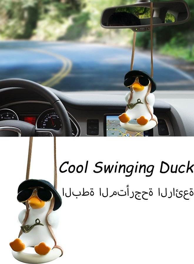 زخرفة مرآة الرؤية الخلفية للسيارة على شكل بطة متأرجحة رائعة  قبعة أنيقة ونظارات شمسية وقلادة على شكل بطة مع غليون زخرفة معلقة لطيفة من المطاط الناعم لتزيين مقصورة السيارة إكسسوارات سيارات ممتعة للمراهقين ومحبي السيارات - Image 1