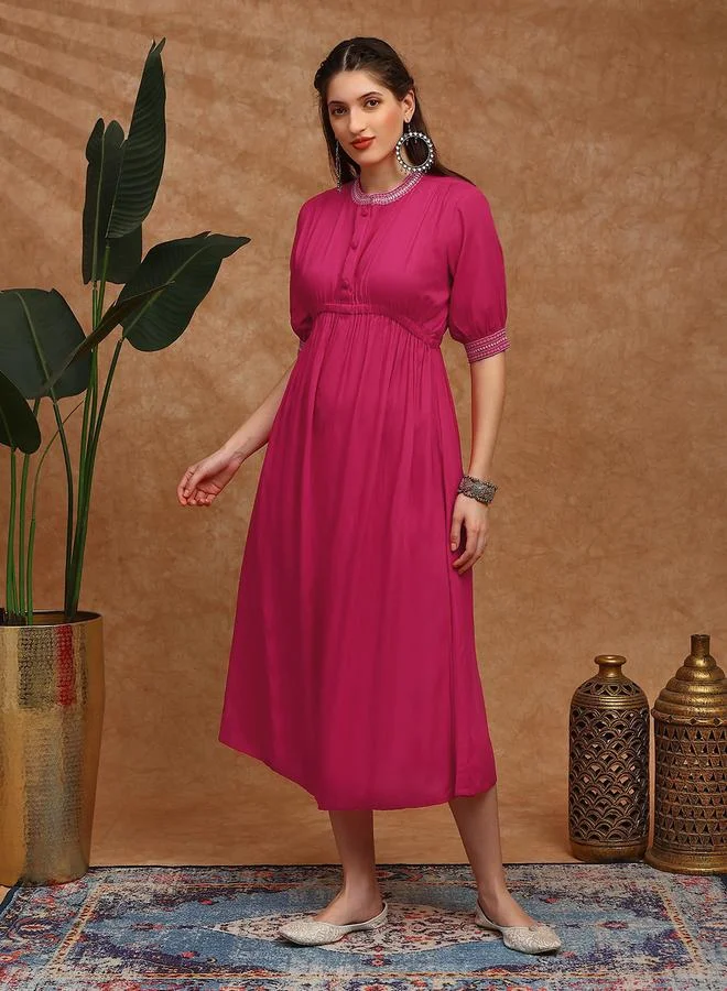 جلو باص فستان ميدي مطرز بياقة ماندارين وقصة مجمعة