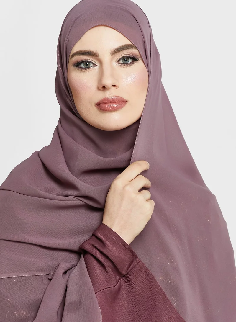 هيا كلوزيت عباية مرصعة بياقة V