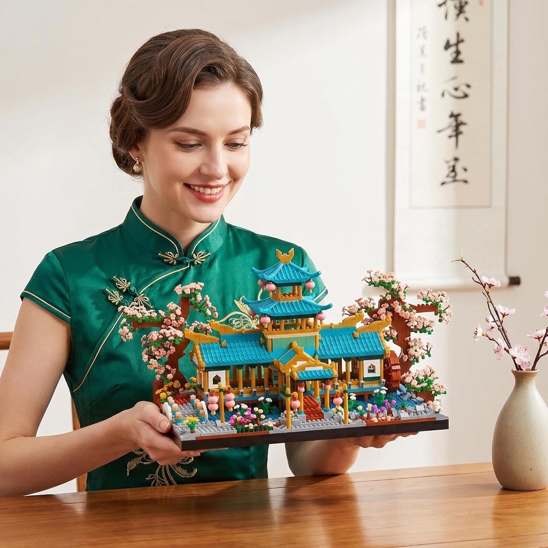JXRLMB مجموعة من مكعبات الحدائق الصينية الكلاسيكية المصغرة مع شجرة الكرز، مجموعة بناء صعبة للبالغين، ديكور للمنزل والمكتب، هدية للأطفال من سن 14+، 2350 قطعة - Image 3