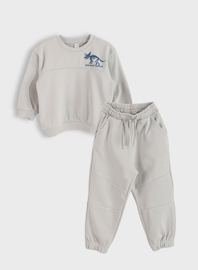 ال سي وايكيكي طقم أولادي مكوّن من سويتر مطبوع بياقة دائرية وبنطال رياضي - Image 1