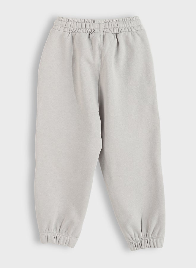 ال سي وايكيكي طقم أولادي مكوّن من سويتر مطبوع بياقة دائرية وبنطال رياضي - Image 5