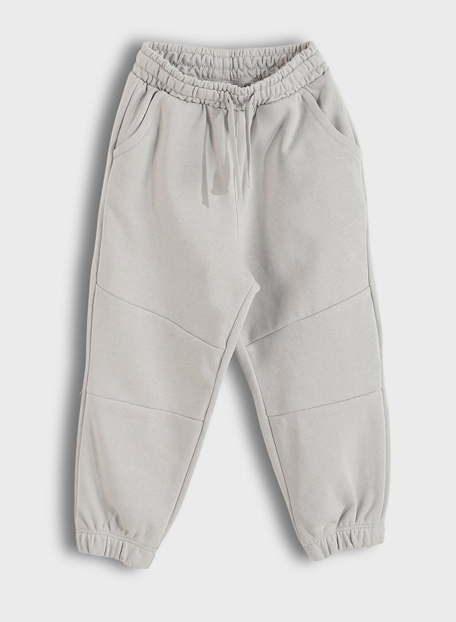 ال سي وايكيكي طقم أولادي مكوّن من سويتر مطبوع بياقة دائرية وبنطال رياضي - Image 3