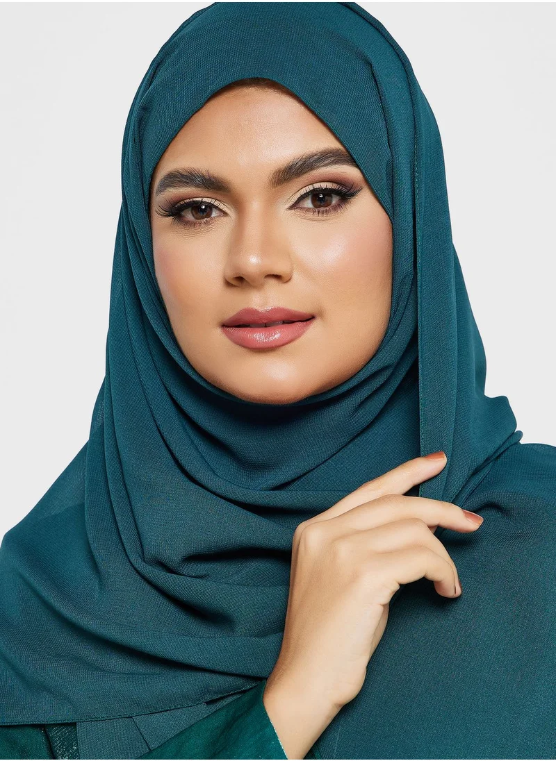 خزانة عباية بحواف متباينة