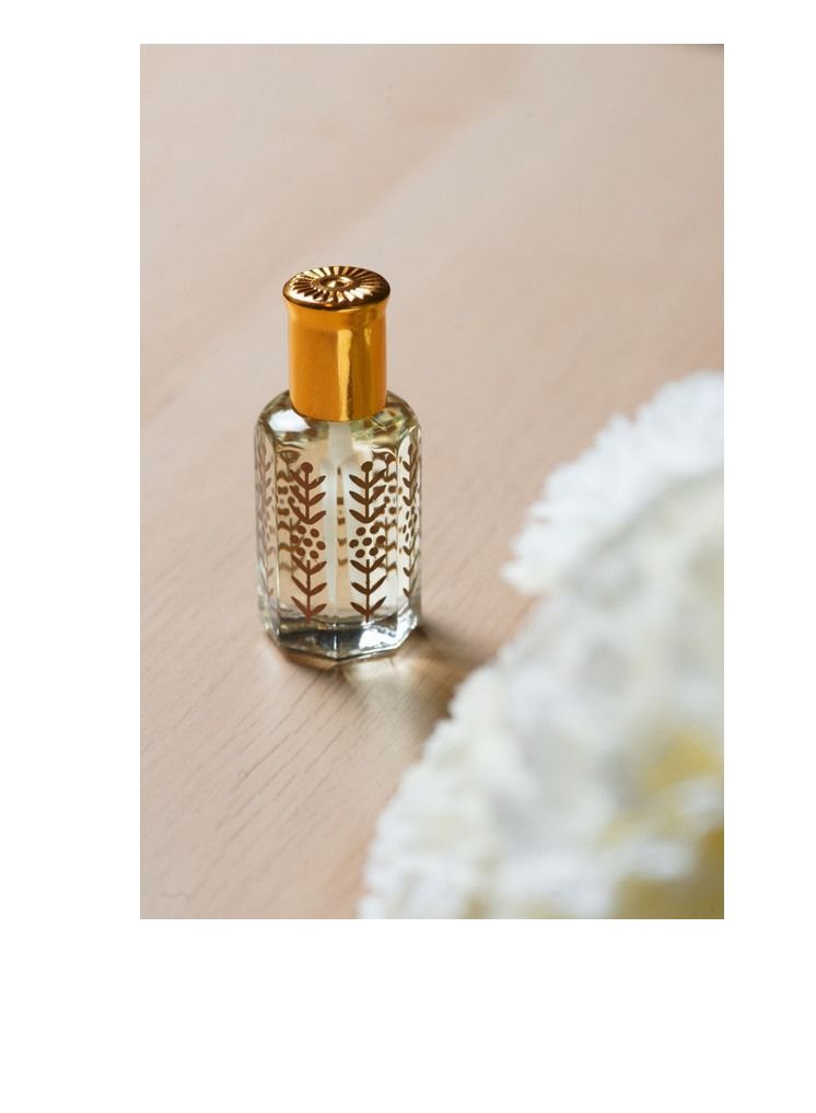 Perfume oil with the smell of rose vanilla half a tola