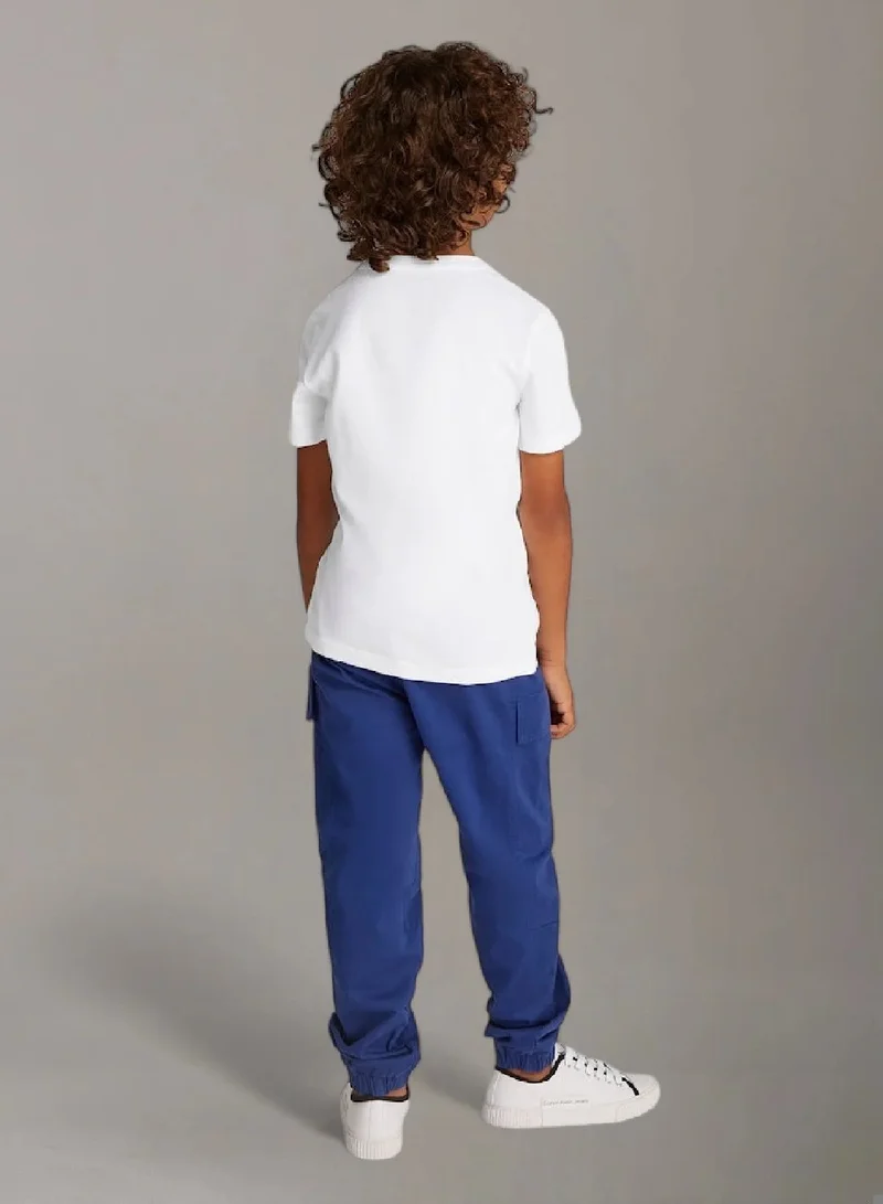 كالفن كلاين جينز تيشرت مزين بشعار كلفن كلاين