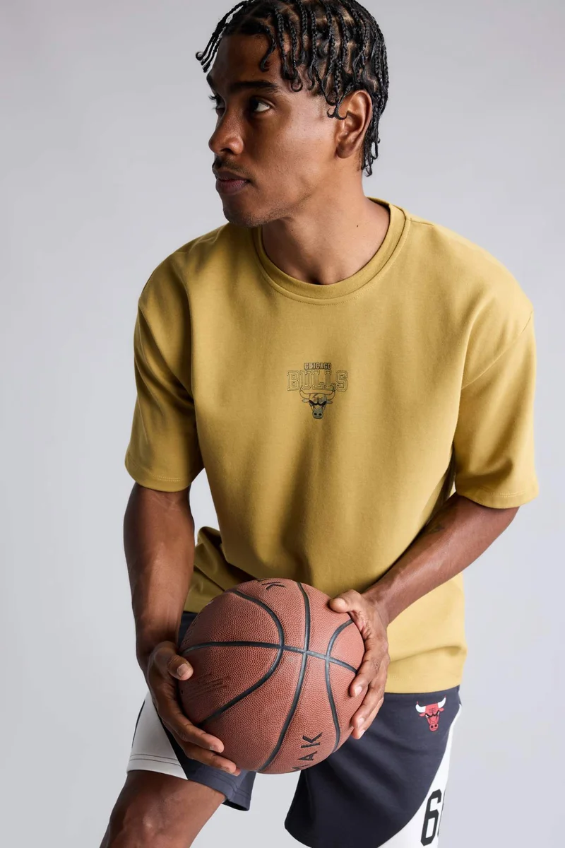 ديفاكتو Chicago Bulls Licensed Oversize Fit Crew Neck Short Sleeve T-Shirt