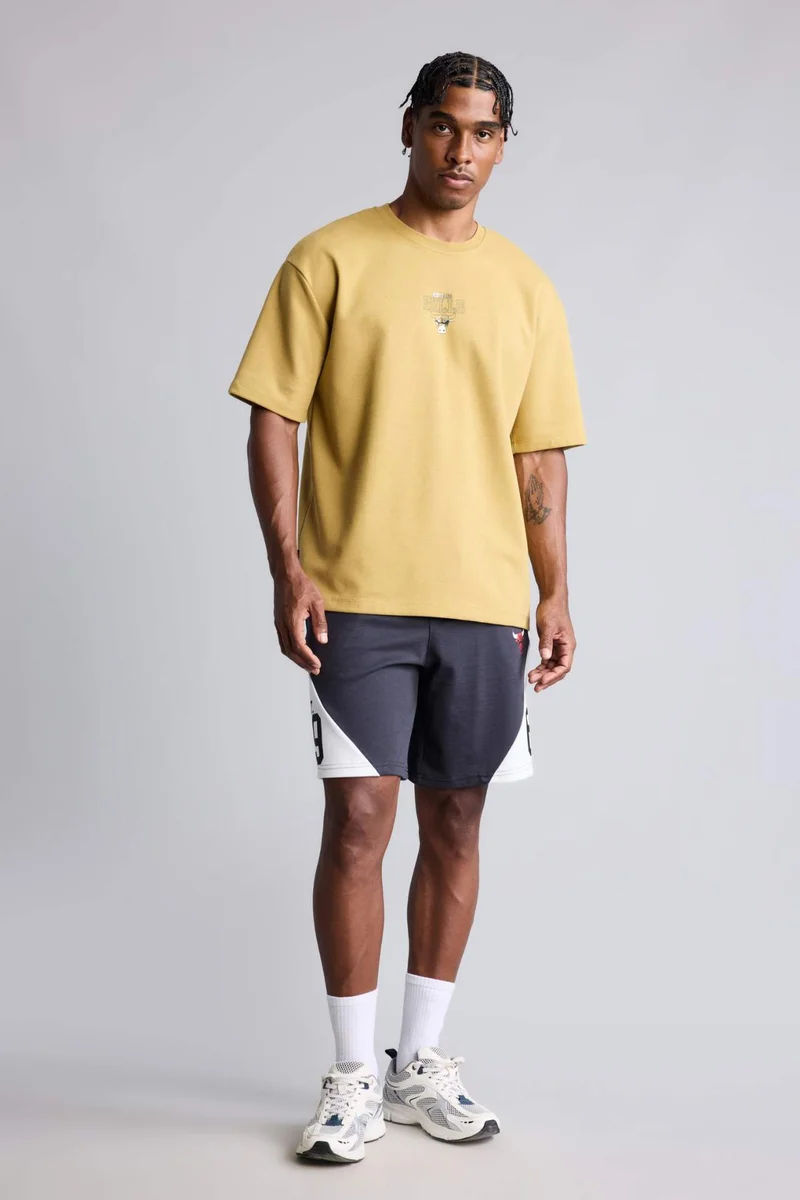 ديفاكتو Chicago Bulls Licensed Oversize Fit Crew Neck Short Sleeve T-Shirt