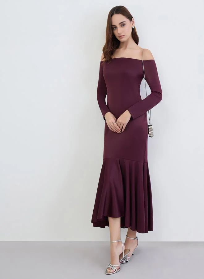 ستايلي فستان طويل بحافة ميرميد وأكتاف مكشوفة