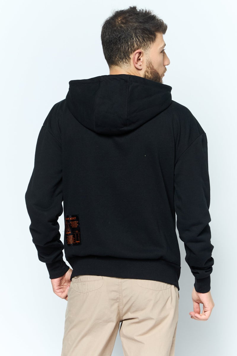 Night Addict سويت شيرت بقلنسوة للرجال بشعار العلامة التجارية بأكمام طويلة، أسود - Image 4