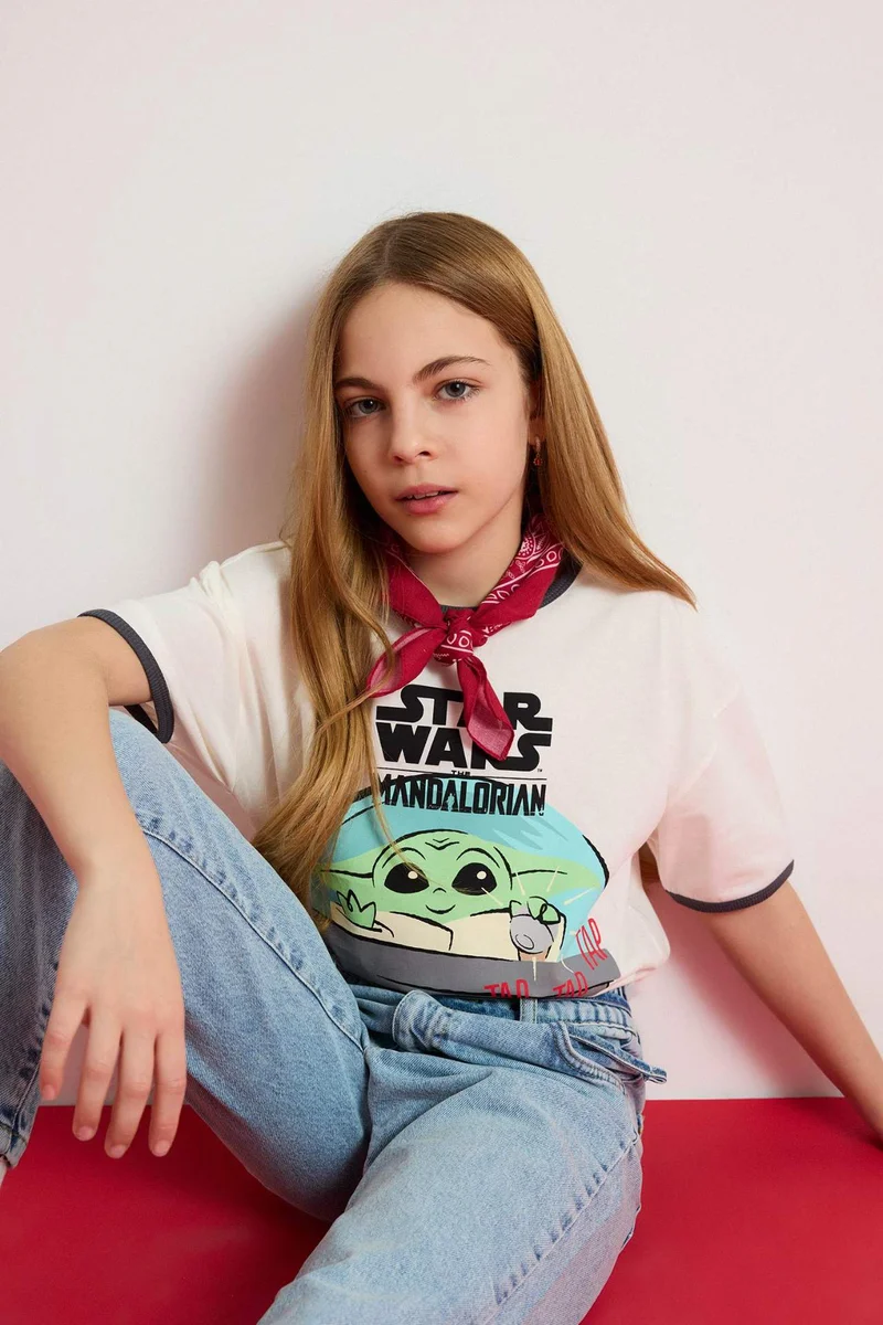 ديفاكتو Girl Star Wars-Mandalorian Relax Fit Ribbed T-Shirt