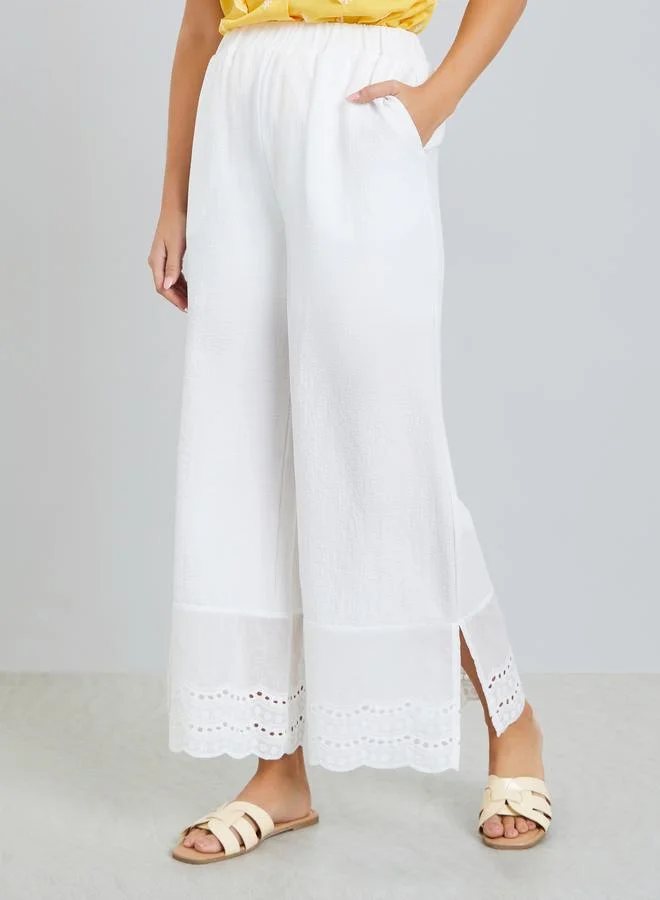 تايك تو بنطال بأرجل مستقيمة وتفاصيل دانتيل عند الحافة