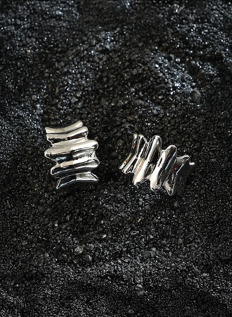 سوهي أقراط حلقية نسائية بتصميم موجي بلون كروم من خليط معدني بإغلاق ضاغط