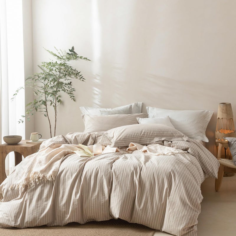 غطاء لحاف مخطط من BDEAR، مقاس كوين 90×90 بوصة، مصنوع من القطن المغسول 100%، مزود بسحاب إغلاق و2 غطاء وسادة، لون رمادي وأبيض مخطط. - Image 1