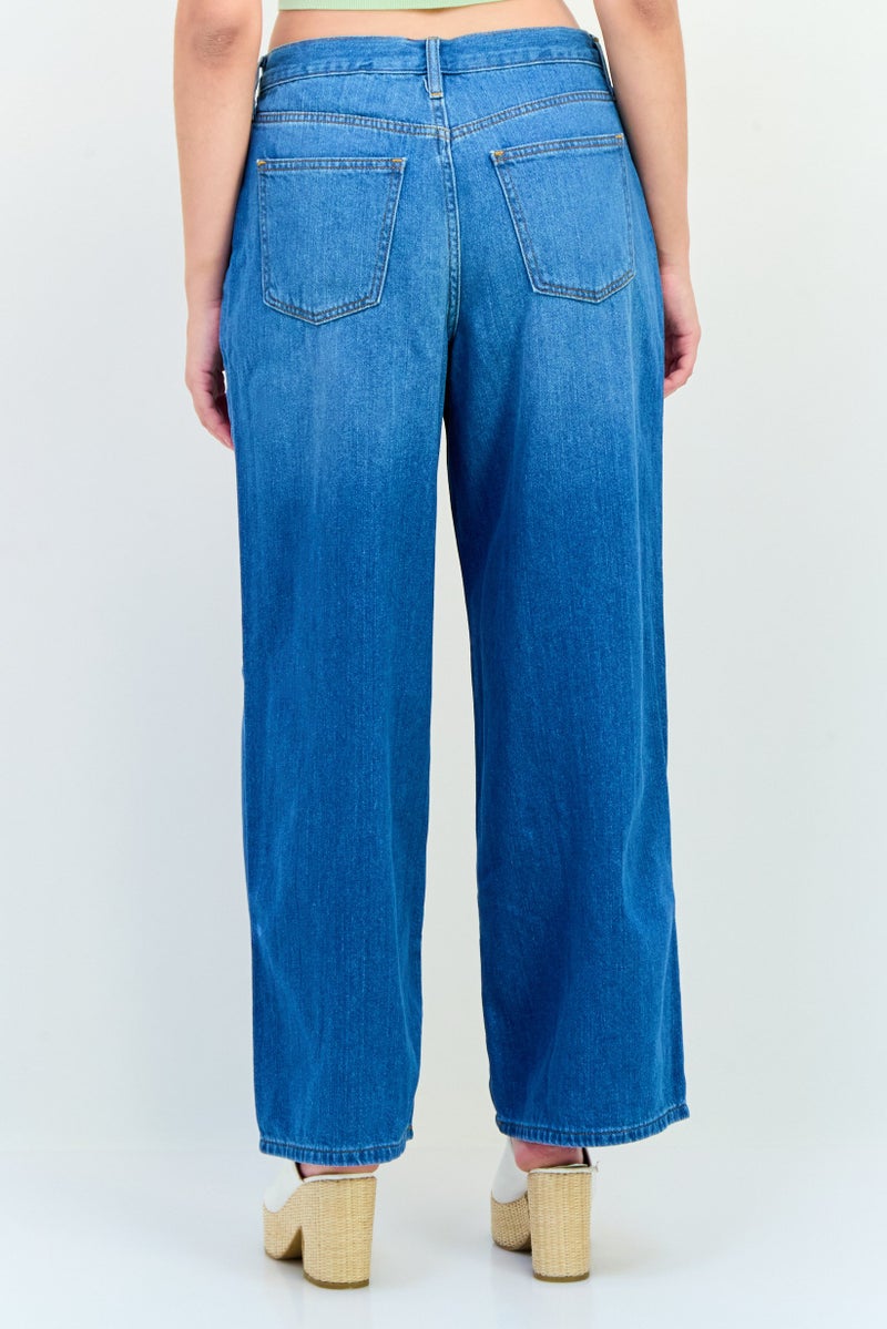 Universal Thread Women Relaxed Fit Washed Non-Stretchable Short Length Jeans, Light Wash - Image 3