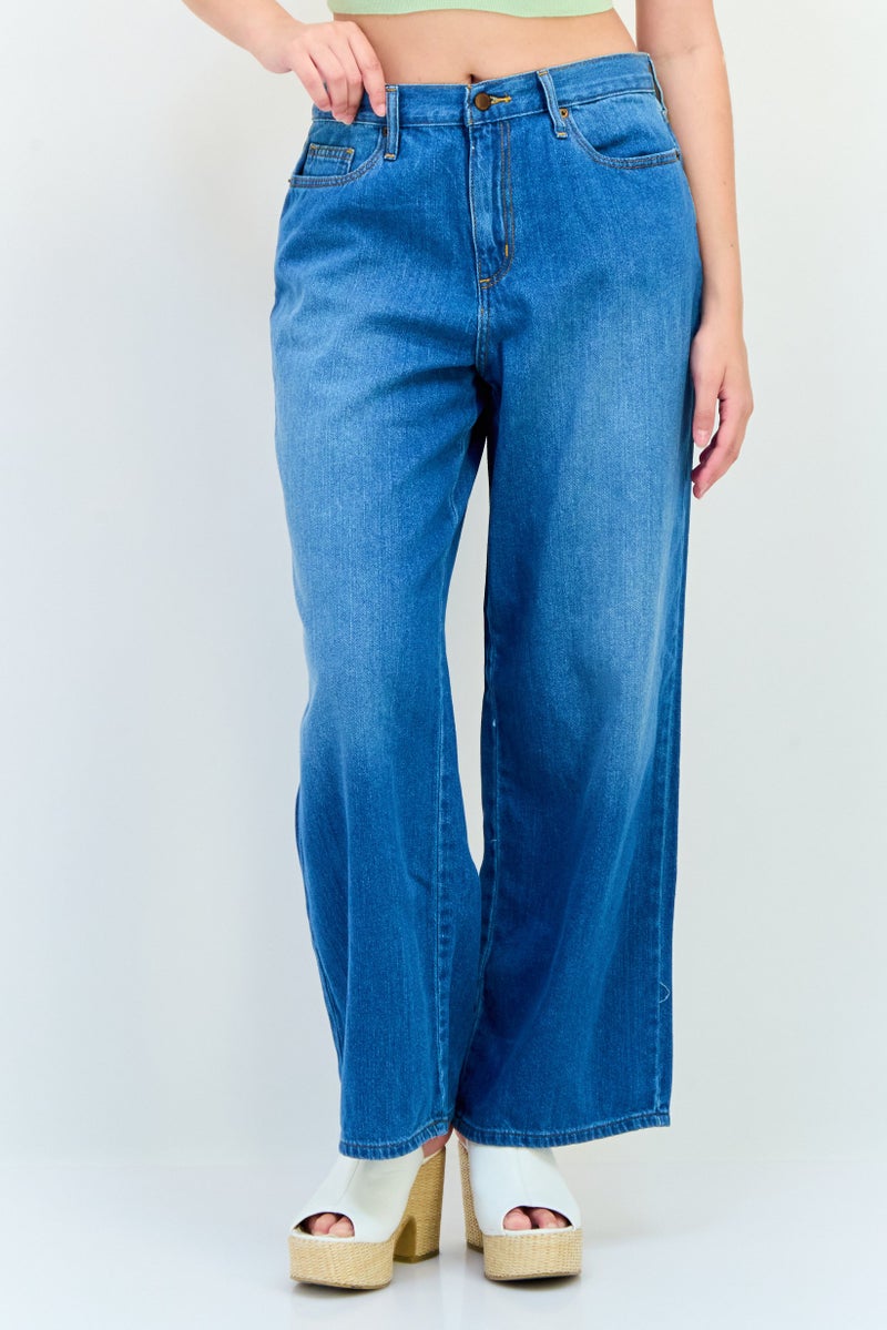 Universal Thread Women Relaxed Fit Washed Non-Stretchable Short Length Jeans, Light Wash - Image 1