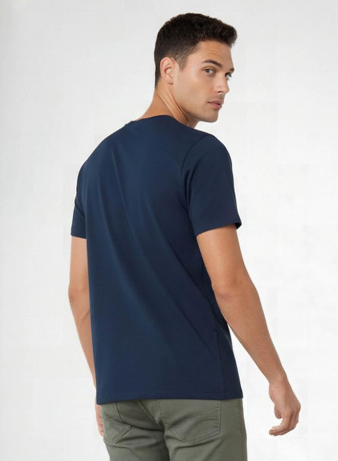 ايكونيك تيشيرت رجالي مطبوع بأكمام قصيرة وياقة دائرية بقصة ضيقة - Image 3