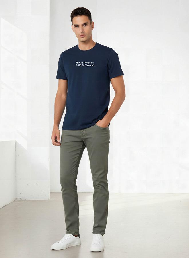 ايكونيك تيشيرت رجالي مطبوع بأكمام قصيرة وياقة دائرية بقصة ضيقة - Image 2