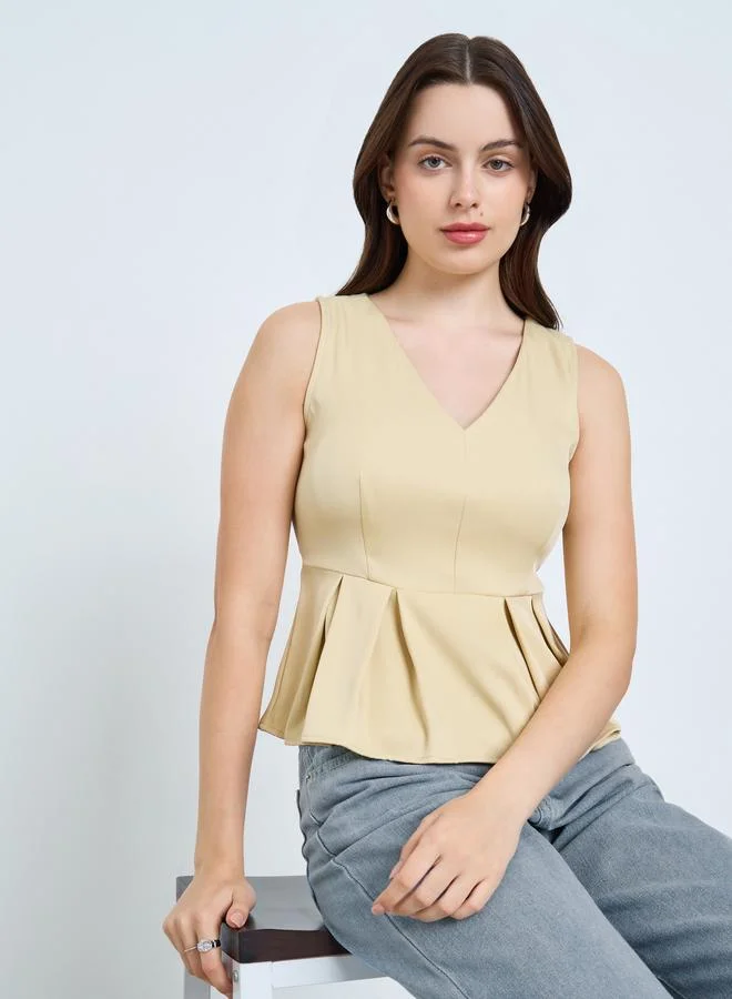 ستايلي بلوزة بيبلوم بلا اكمام وياقة عميقة