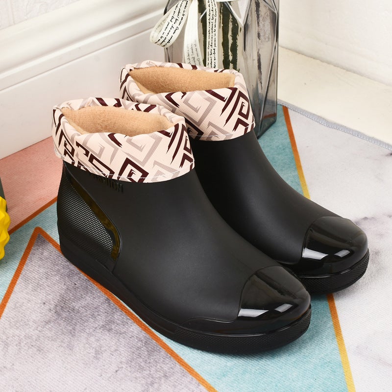 Wholesale spring and autumn Japanese fashion rain shoes adult short tube water shoes non-slip wear-resistant womens boots warm outer wear water boots overshoes Black + cotton sleeve 