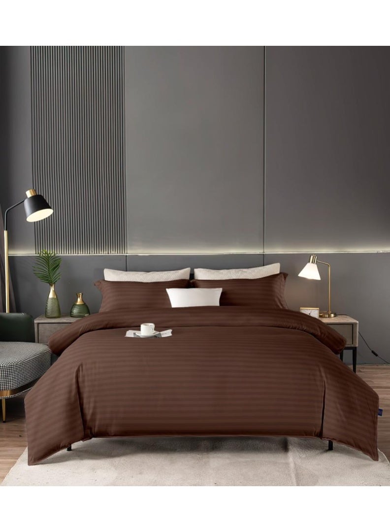 طقم مفروشات سرير فندقي مع لحاف وشرشف مطاطي و4 أكياس مخدة | خامة قطن صناعي مايكروفايبر ناعمة، تصميم عصري، سهل العناية، مقاس سوبر كينغ