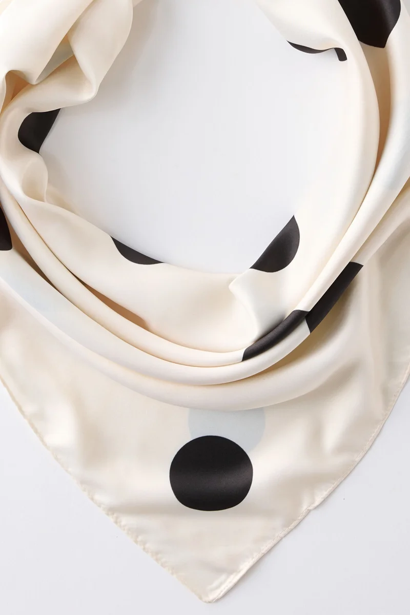 روبي Knot Your Everyday Square Scarf