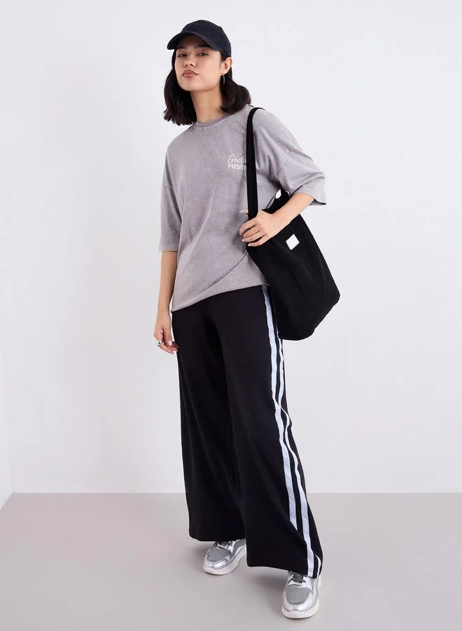 ستايلي تيشيرت فضفاض بطبعة كتابة