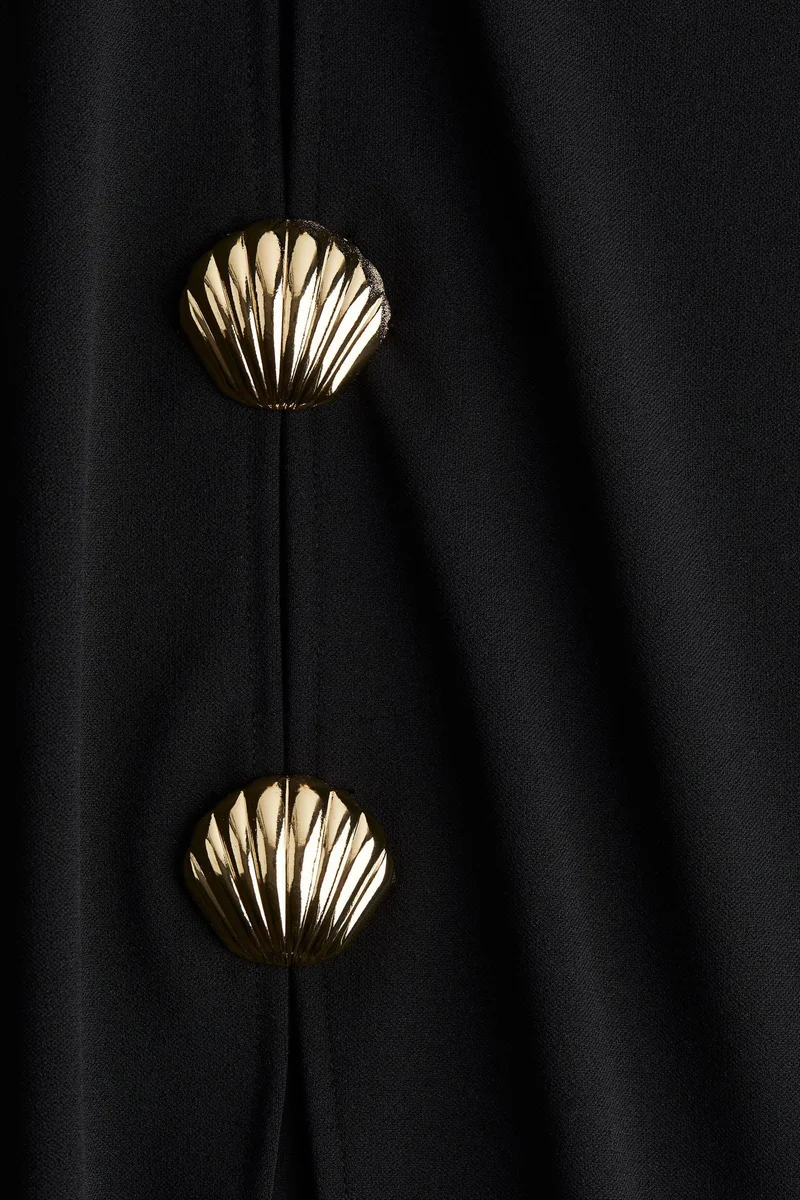 اتش اند ام بلوزة مزينة بأزرار