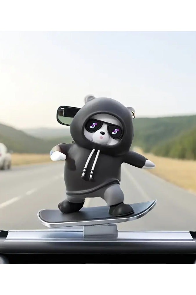 دب كرتوني لطيف يتزلج على الألواح - زخرفة لوحة القيادة - مصنوع من PVC، غير مشحون، ملحق مفعم بالحياة لداخل السيارة مع نظارات وسوداء هوديي، مثالي لعرضه على وحدة التحكم أو الشاشة. - Image 1