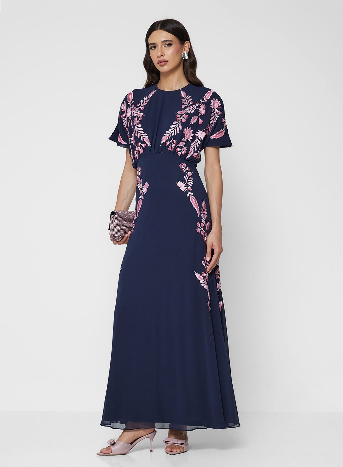 فستان ماكسي طويل بأكمام مطرزة