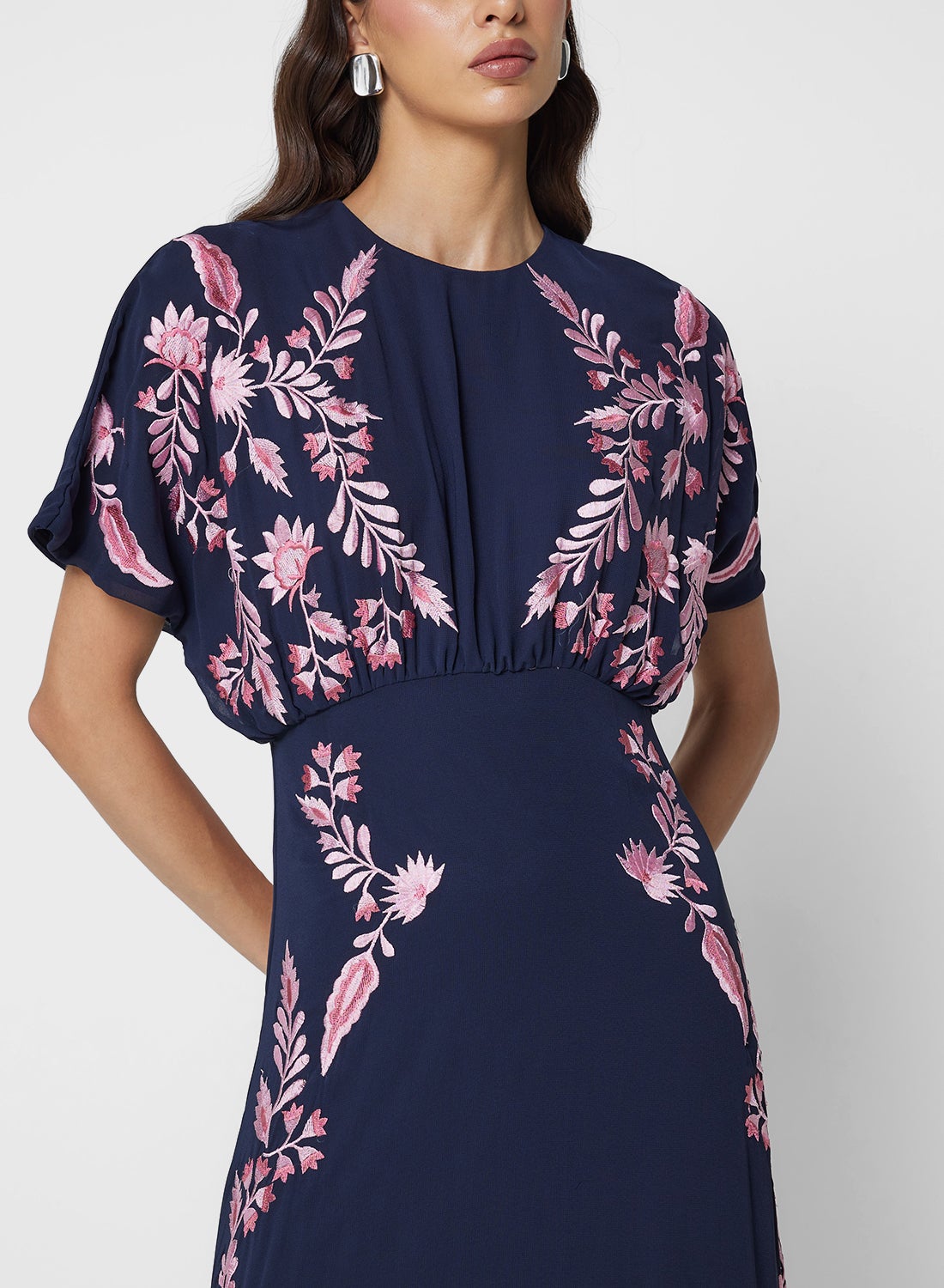 فستان ماكسي طويل بأكمام مطرزة