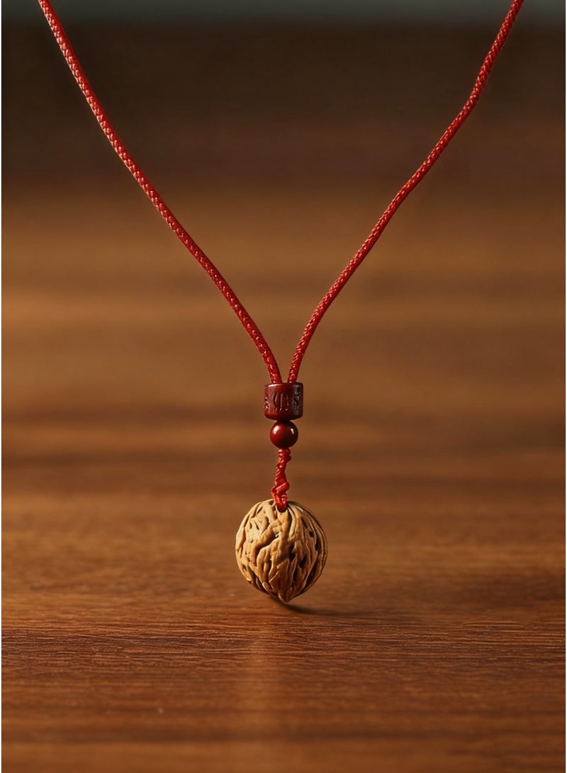 تشوميل قلادة مصنوعة يدويًا من حبل أحمر مضفر جالب للحظ مع قلادة من الجوز الطبيعي وخرزة منحوتة - تميمة شفاء للهدوء والإيجابية - Image 2