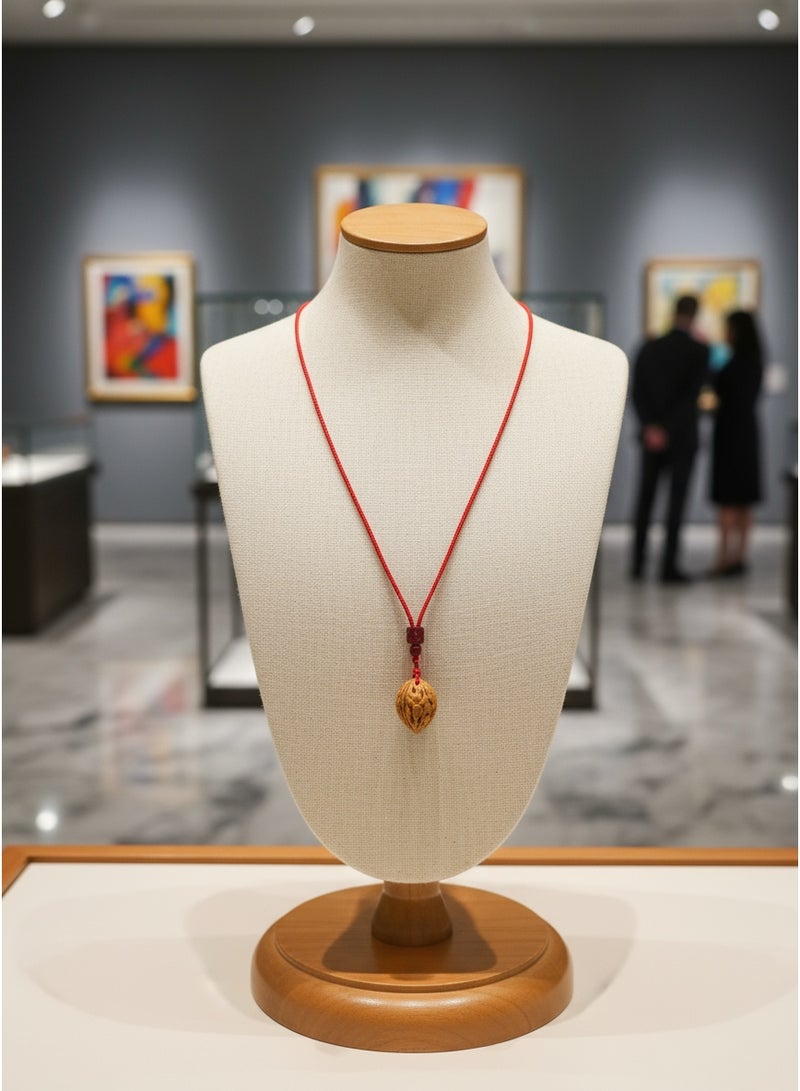 تشوميل قلادة مصنوعة يدويًا من حبل أحمر مضفر جالب للحظ مع قلادة من الجوز الطبيعي وخرزة منحوتة - تميمة شفاء للهدوء والإيجابية - Image 3