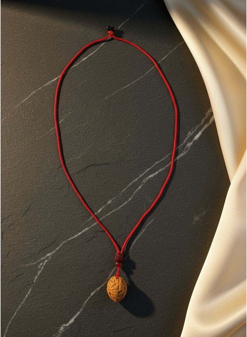 تشوميل قلادة مصنوعة يدويًا من حبل أحمر مضفر جالب للحظ مع قلادة من الجوز الطبيعي وخرزة منحوتة - تميمة شفاء للهدوء والإيجابية - Image 4