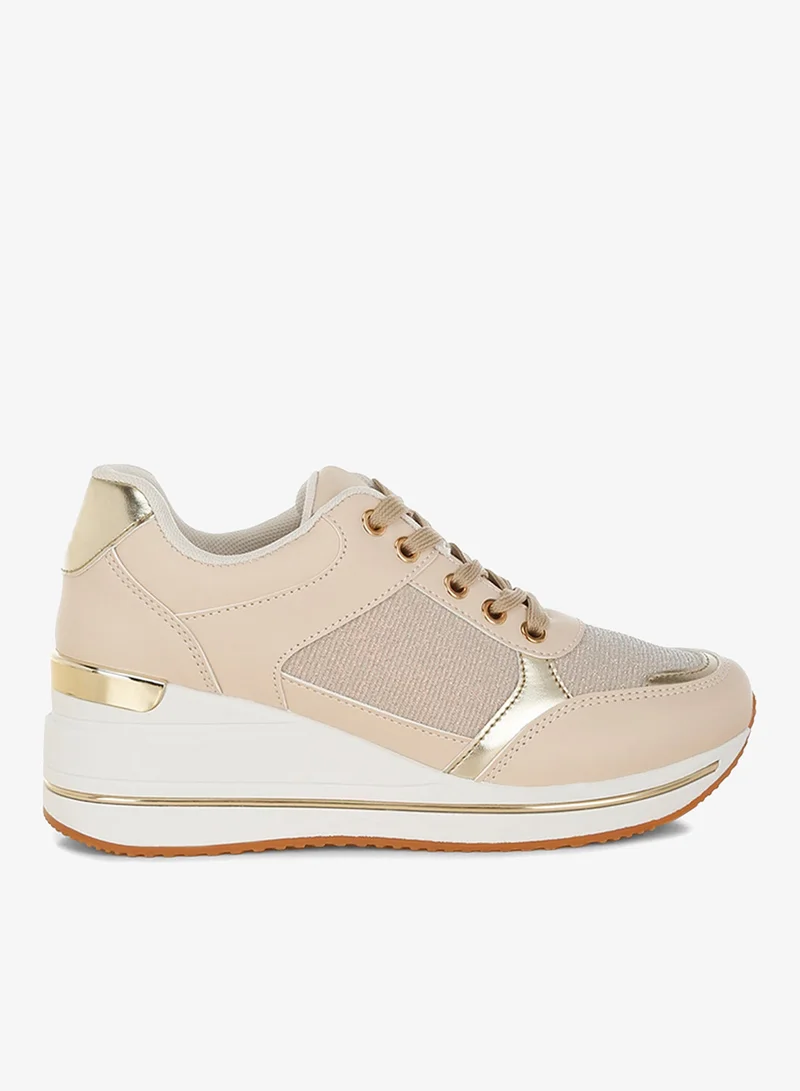 لندن راج حذاء رياضي نسائي من لندن راج مصنوع من الجلد الصناعي والشبك باللون البيج.