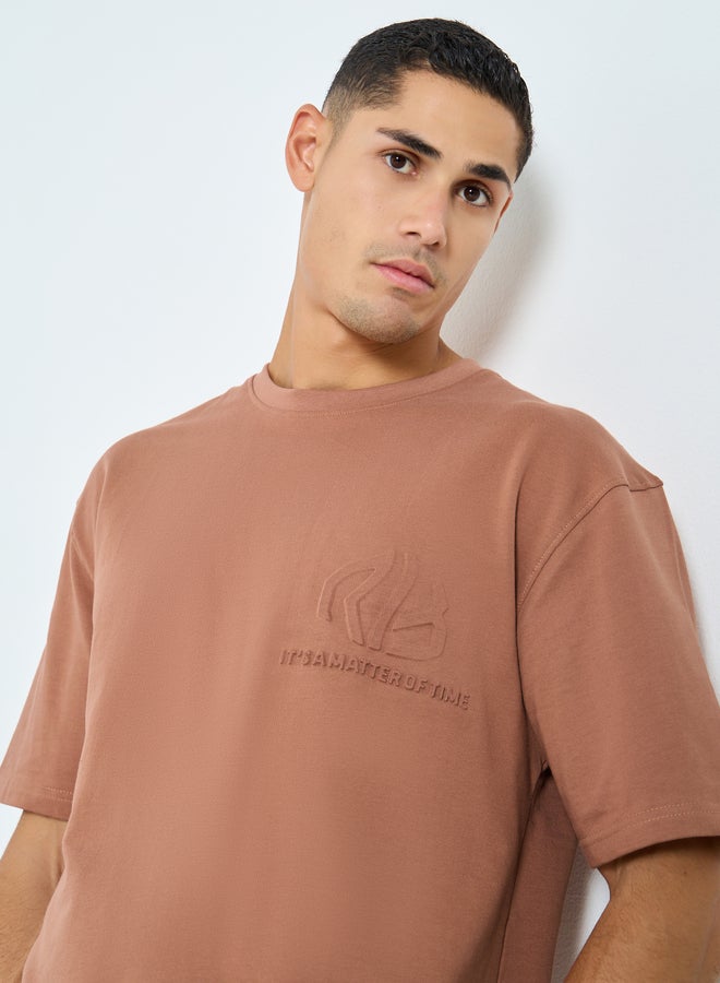 ستايلي تيشيرت ستيلو كبير الحجم مطبوع عليه شعار باللون البني القهوة - Image 1