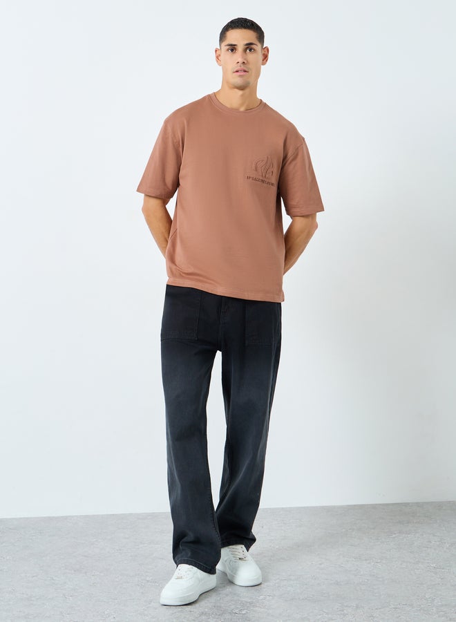 ستايلي تيشيرت ستيلو كبير الحجم مطبوع عليه شعار باللون البني القهوة - Image 2