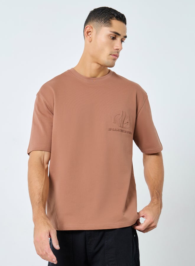 ستايلي تيشيرت ستيلو كبير الحجم مطبوع عليه شعار باللون البني القهوة - Image 3