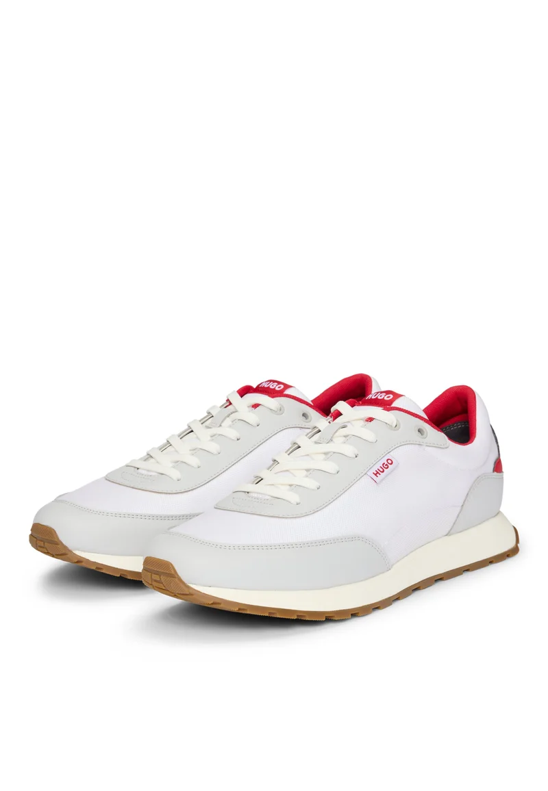 هوجو سنيكرز بمواد مختلطة وعلم بشعار