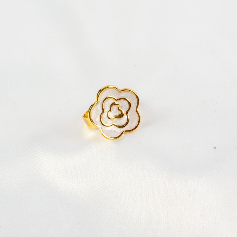 خاتم أستانليس ستيل ذهبي شكل وردة بيضاء فري سايز - Image 1
