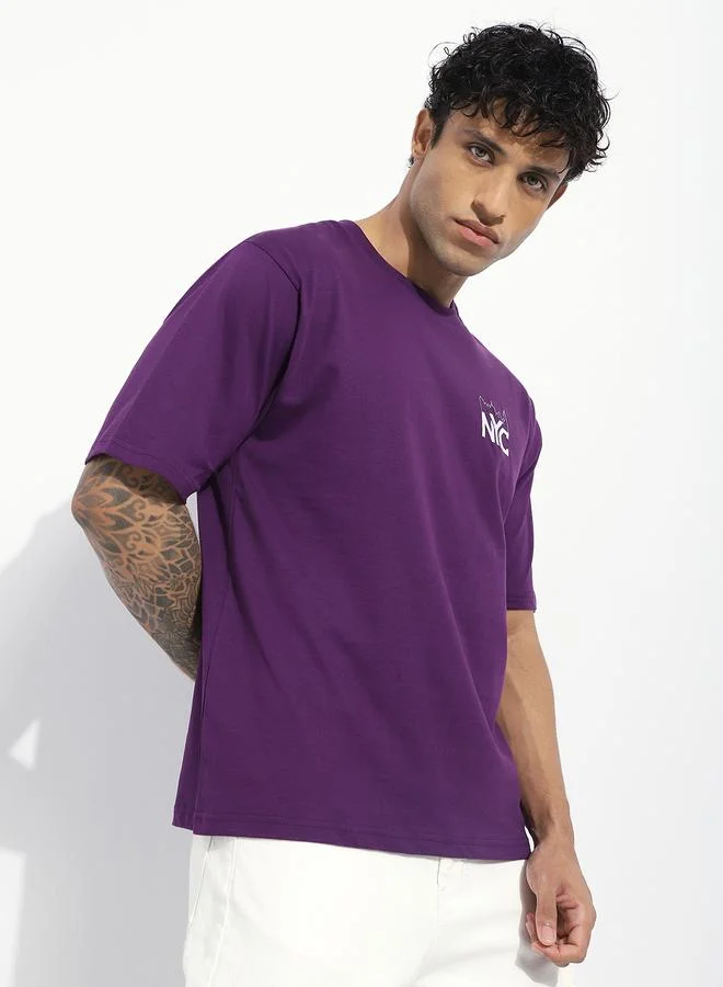 ديفيرينس أوف أوبينيون تيشيرت مطبع بأكمام قصيرة وقصة واسعة للرجال