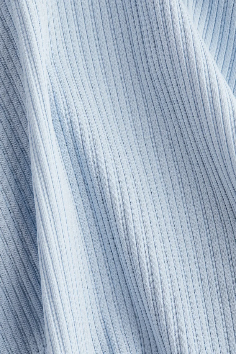 اتش اند ام بلوزة هينلي بتصميم مرن