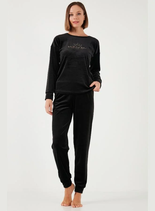 ليلا طقم بيجامة نسائي من فيلفيت ناعم بياقة دائرية وقصة قياسية من ليلا