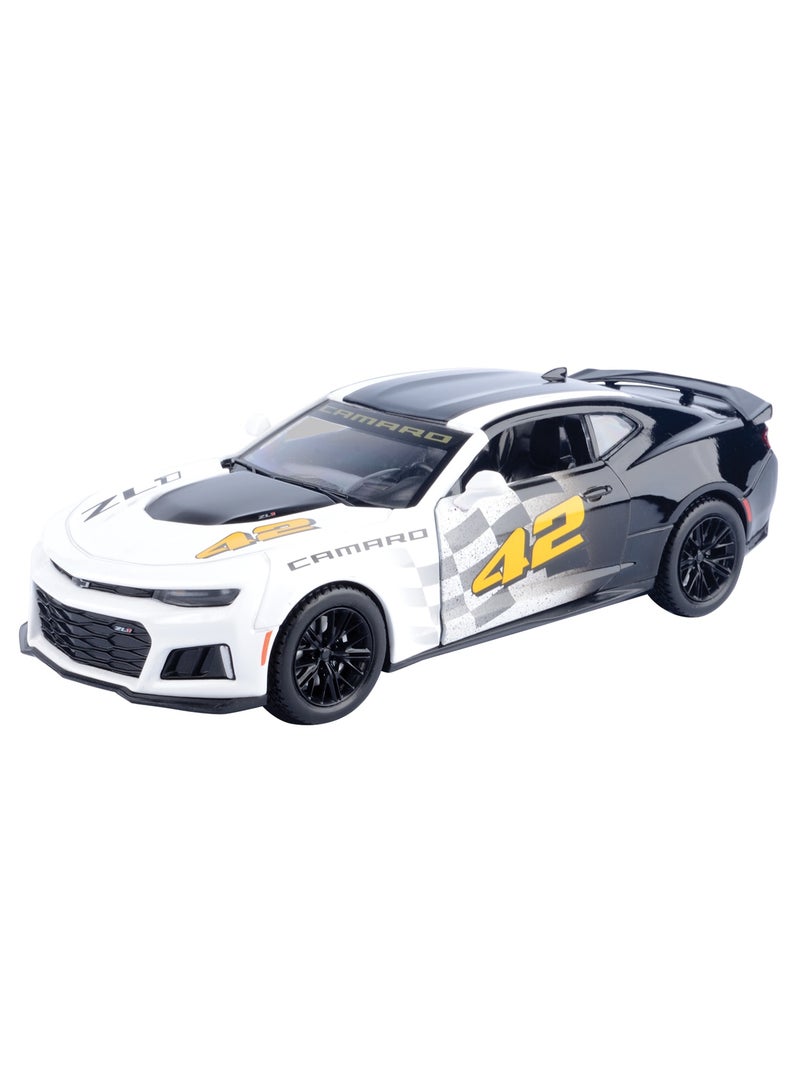 نموذج سيارة شيفروليه كمارو ZL1 2017 من موتور ماكس بمقياس 1:24 – سباق GT (ابيض واسود)