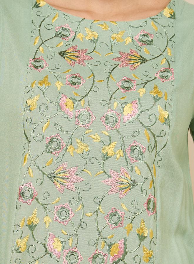 ستايلي جلابية بأكمام الجرس المطرزة والطبقات - Image 4