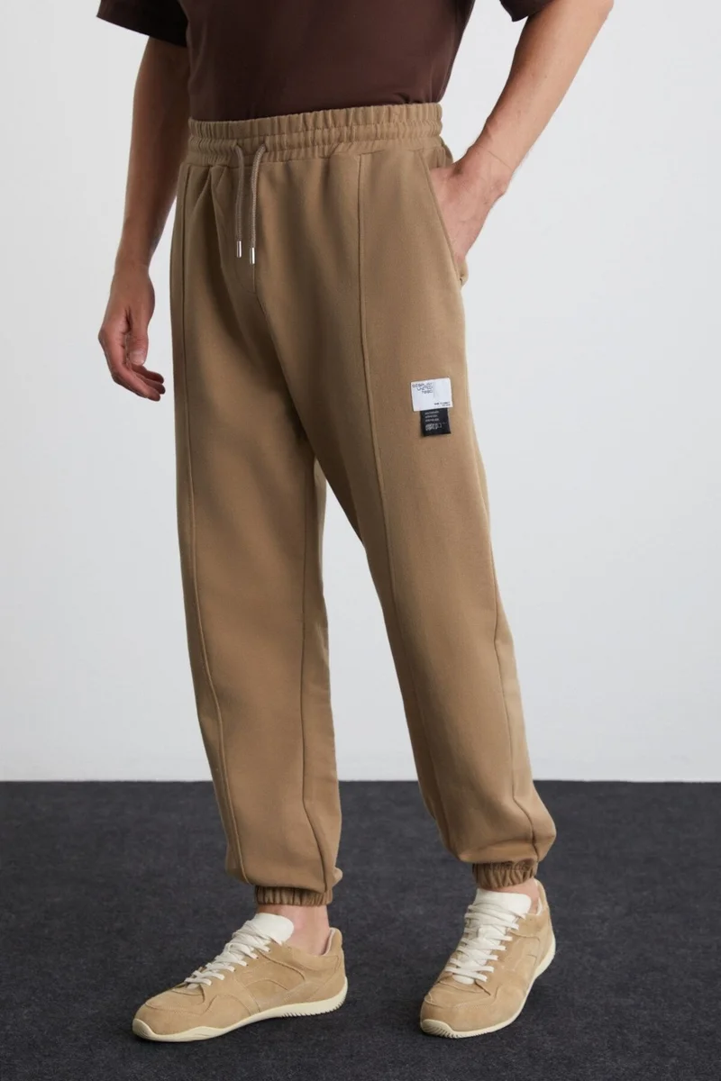 جريميلانج Rowan Men's Relaxed, Ribbed Front, Decorative Labeled, Mink Sweatpants