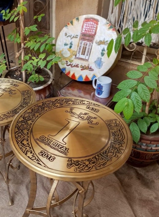 غالية طقم طاولات نحاس أنتيك بقرص نحاس خالص مزين بشعار الريال السعودي طقم من 3 قطع أحجام مختلفة - Image 2