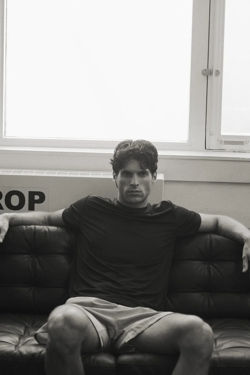 اتش اند ام تي-شيرت رياضي شبكي من نسيج دراي موف