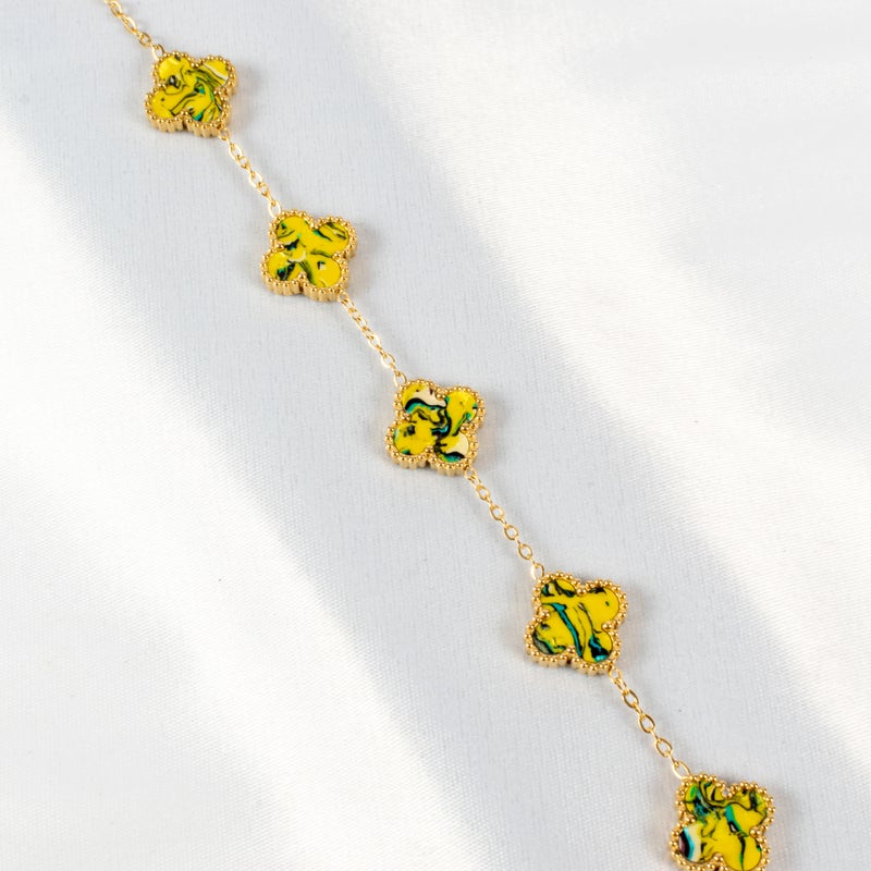 ذا بلاك بيرل اكسسوريز أنسيال أستانليس ستيل ذهبي مع شكل زهرة البرسيم بألوان خلابة - Image 2