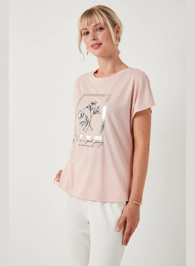 ليلا تي شيرت نسائي ليلا مطبوع بياقة مستديرة وقصة عادية